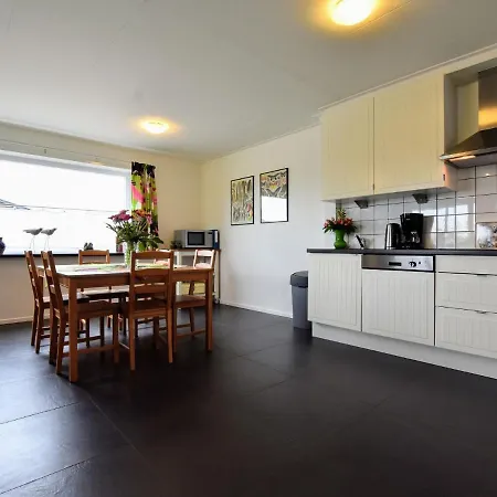 בית נופש Spacious Holiday Home With Shared Swimming Pool And Stunning Views *